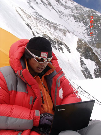 "中国登山队队员黄春贵在海拔7790米的营地使用ThinkPad X300