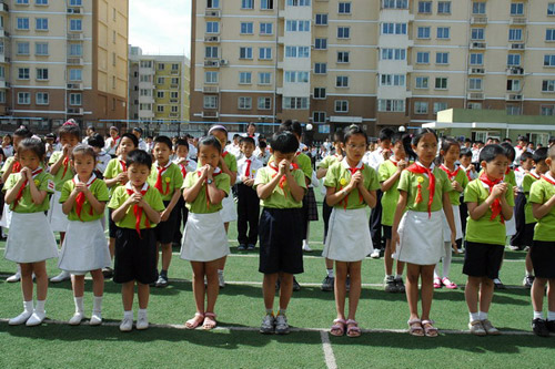 日坛小学的学生们为四川灾区的孩子们祈福