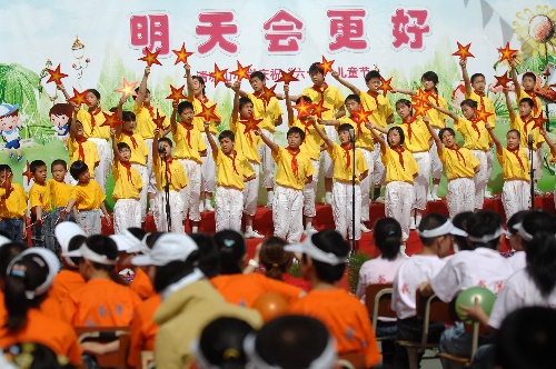图文:南京清凉山小学开展迎奥运庆 六一 活动