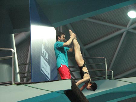 图文：跳水南京站选手训练 反复得练习动作