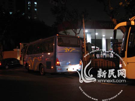 上海威海路加油站车辆夜排长龙加气加油(组图