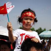 图文：安徽芜湖站可爱的小女孩为奥运加油