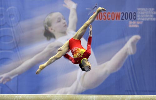 图文：体操世界杯俄罗斯站首日 邓琳琳平衡木