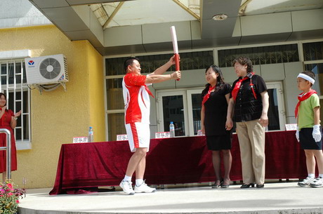 “这是我在杭州传递的祥云火炬，希望孩子们也能感受到火炬接力的快乐。”耿涛带回了自己传递过的火炬，在日坛小学里举行了一场小型模拟火炬传递活动