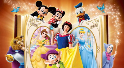 在舞台剧《三大经典童话》中，随着米奇、米妮、唐老鸭打开一本魔法书，迪士尼经典故事里的服装、道具以及各种场景一下鲜活起来