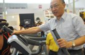 图文：第22届体育博览会 刘鹏体验健身器材