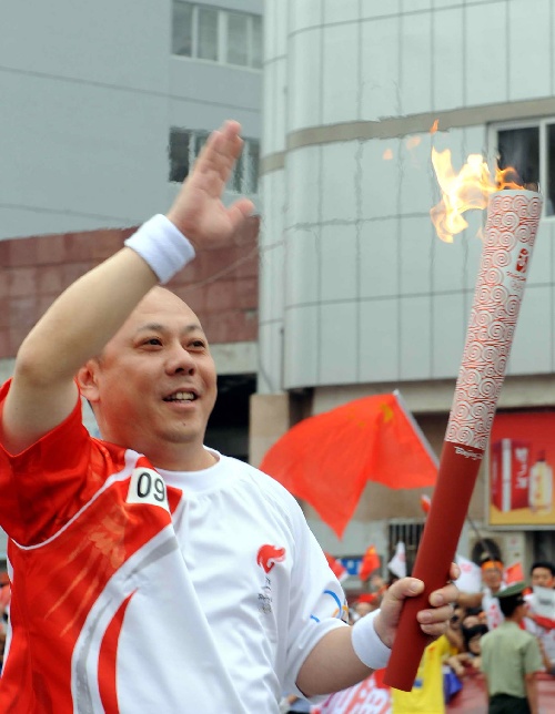 图文:奥运圣火在黄山传递 火炬手李安林