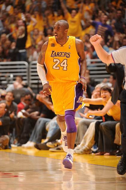 图文:[nba]湖人胜马刺 科比怒吼