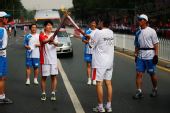 组图：奥运圣火在武汉传递 乒乓冠军乔红传圣火