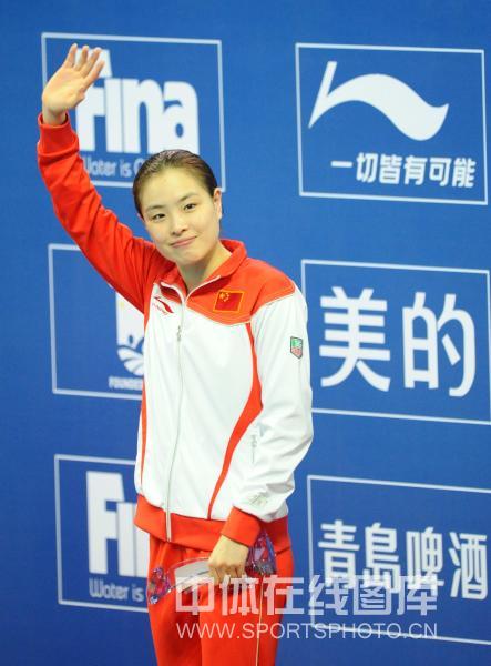 图文:女子单人3米板吴敏霞夺冠 美人一笑