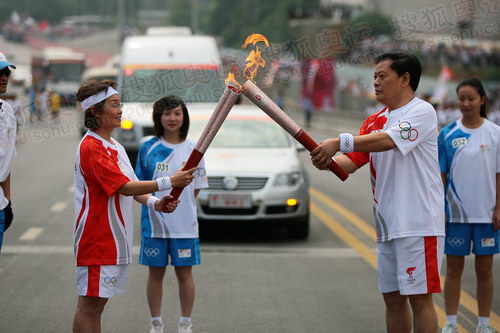 组图:奥运圣火在武汉传递 117棒火炬手传圣火