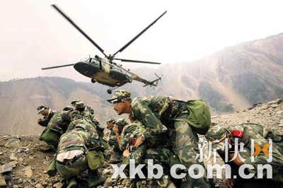 昨日，第一批武警水电官兵从唐家山堰塞湖撤离。新华社图片 