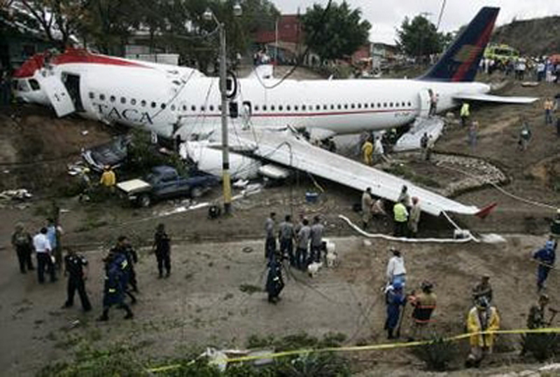 洪都拉斯发生客机滑出跑道事故 5人死亡81人受