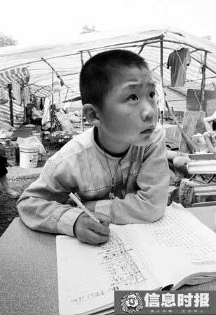 虽然学校已经停课，但是一名孩子还是自己拿着练习作业在做。 时报特派记者 萧嘉宁 摄