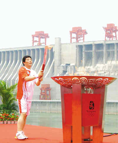 6月1日，北京奥运圣火在“三峡门户”、“世界水电之都”——湖北省宜昌市传递。