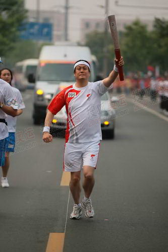 唐朝乐队创始人之一郭怡广在荆州传圣火 奥运官网记者 李琳琳摄