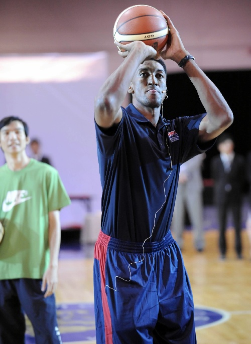 图文:皮蓬在澳门办篮球训练班 示范投篮动作