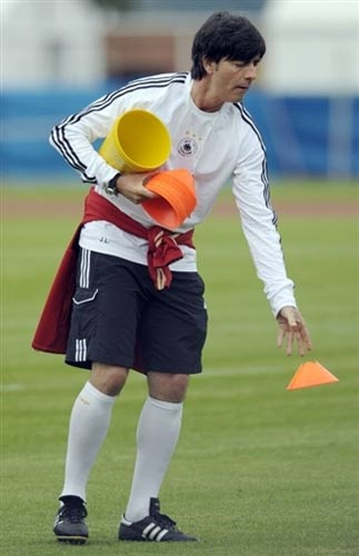 图文:欧洲杯战前德国队训练 主教练勒夫做准备