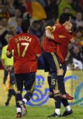 图文:热身赛西班牙1-0美国 哈维拥抱拉莫斯