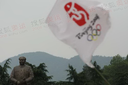 毛主席铜像前的奥运旗帜