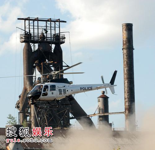 印有“警察”字样的直升机