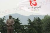 图文：奥运五环旗飘扬在毛泽东铜像前
