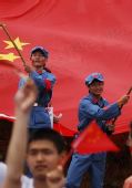 组图：湘潭大学的学生扮成红军迎接圣火到来