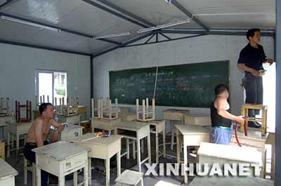 6月5日，几位工人在高考活动板房中工作。新华社记者 丁海涛 摄