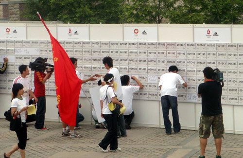图文:奥运全民跑步活动启动 学生号码墙上留言