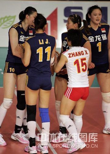 组图:冯坤蕊蕊完美配合 女排完胜五星红旗飘扬