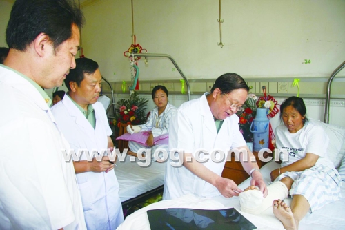 6位医学专家抵达贵州医院指导救治地震伤员(图