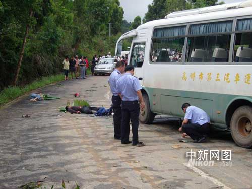 大雨滂沱酿祸 广东高州交通事故致三死一伤(图)