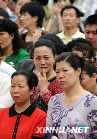 6月7日，哈尔滨众多考生家长在考场外等待。 当日，2008年全国普通高校招生全国统一考试开始进行。 新华社记者 王建威 摄