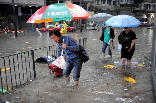 组图:香港发出黑色暴雨警告