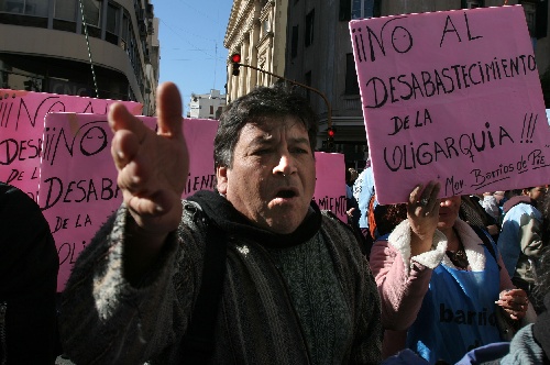 组图:阿根廷农业团体切断公路引发抗议