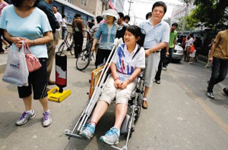 在北京交大附中,骨折考生坐轮椅进入考场。晨
