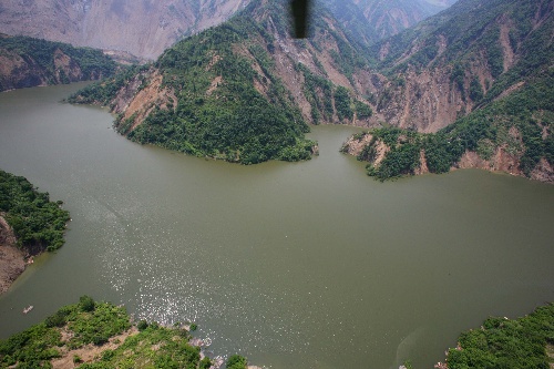 图文:空中再探堰塞湖