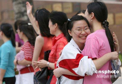 北京高考 老师拥抱学生鼓励自信应考(组图)