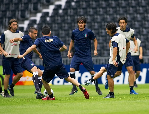 图文:意大利备战欧洲杯首场比赛分组对抗