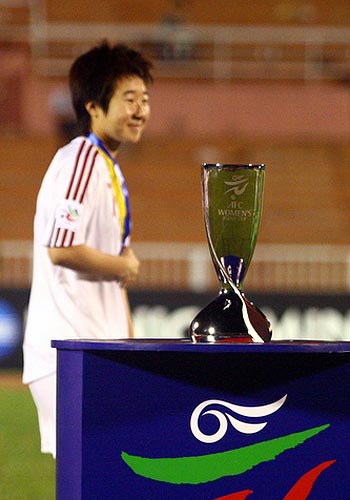 图文:[亚洲杯]中国1-2朝鲜 毕妍登台领奖