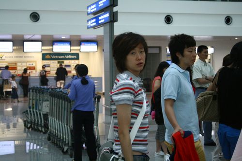图文：女足抵达广州机场 张彤瞬间的回眸