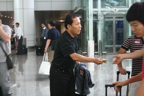 图文：女足抵达广州机场 老帅休闲打扮