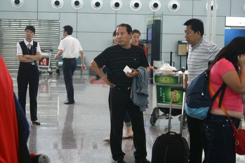 图文：女足抵达广州机场 老帅心情平静