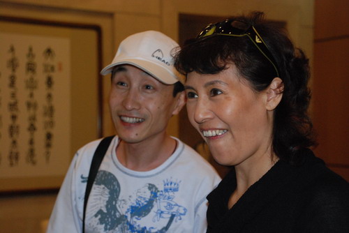 巩汉林和夫人金珠在后场