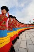 图文：奥运圣火在云南丽江传递 群众为传递加油
