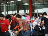 图文：中国女排瑞士赛归来 机场媒体迎接女排