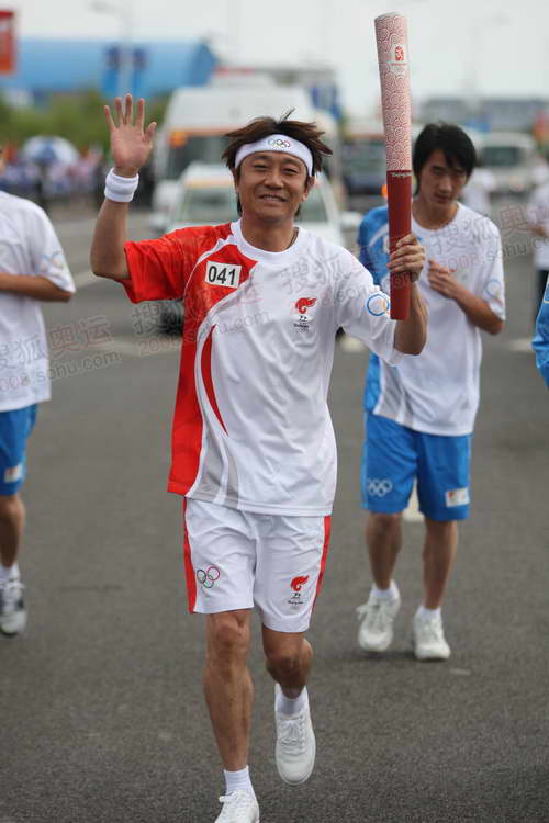 前中国男足运动员高峰传递圣火