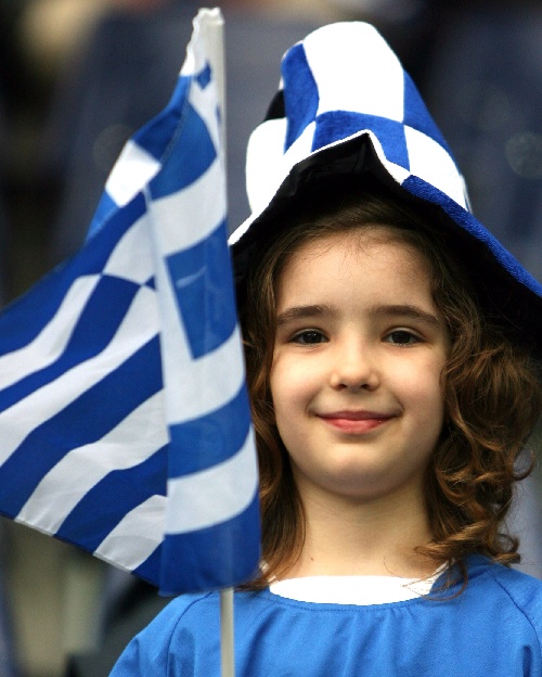 图文:[欧洲杯]球场边的快乐球迷 希腊小女孩