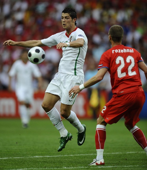图文:葡萄牙3-1击败捷克 C罗禁区外胸部停球