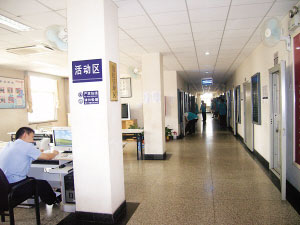 走廊两边是拘留人员的房间。